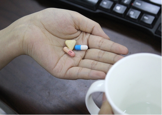 奥美拉唑一停药胃酸怎么处理,奥美拉唑一停药就胃胀复发