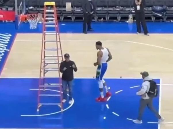 字母哥霸气怒吼视频,字母哥肘击哈雷尔