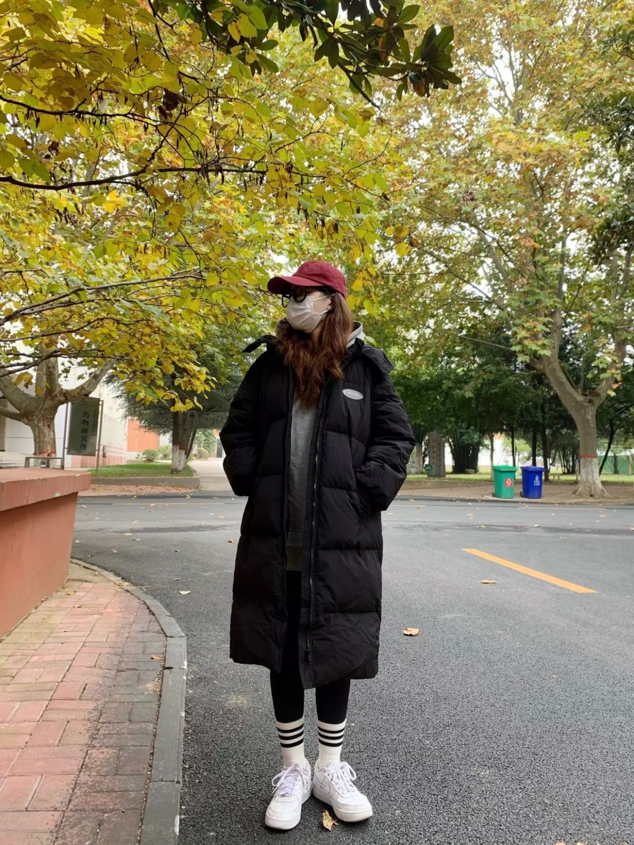 白色羽绒服搭配鲨鱼裤马丁靴 (长款羽绒服搭配鲨鱼裤烟管靴)