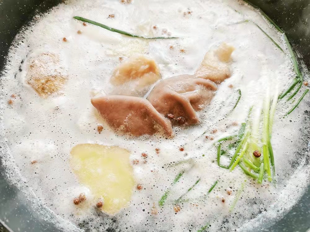 怎么样煮猪肚汤才会白,猪肚汤怎么做才会变汤白