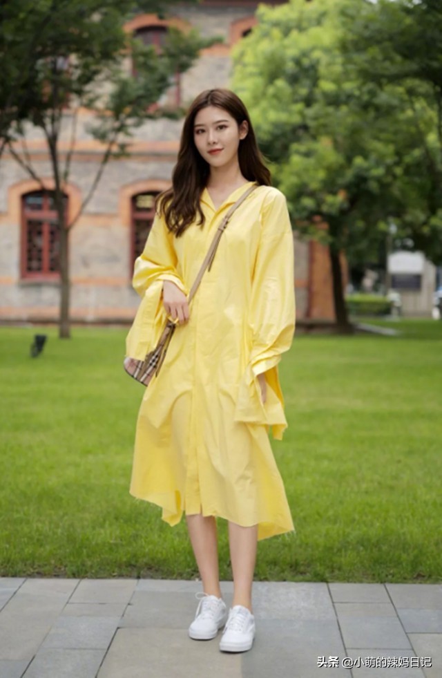 穿碎花连衣裙配什么样的鞋子好看,55岁女人穿黑色连衣裙配什么鞋子