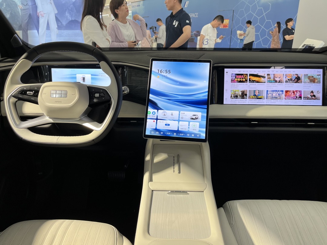 吉利银河l7全新suv棕灰,银河l7宋plusdmi数据对比