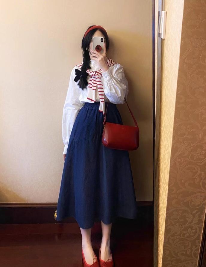 时尚潮流百搭垂感面料阔腿裤穿搭,蓝衬衣配藏蓝色阔腿裤慵懒风