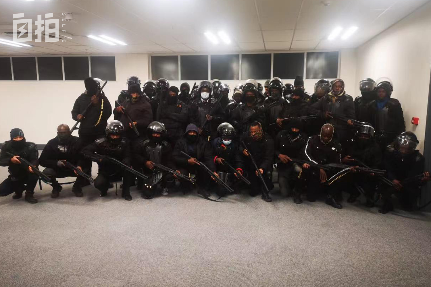 我，身高1.95米，16岁离开球队讨生活，在南非开持枪安保公司