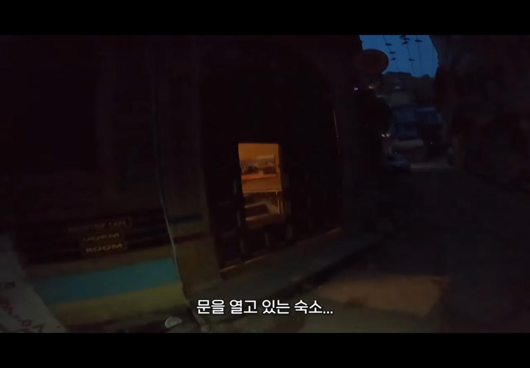 韩国女子单独在印度旅行，被男子跟踪性骚扰，掏生殖器还猥琐微笑