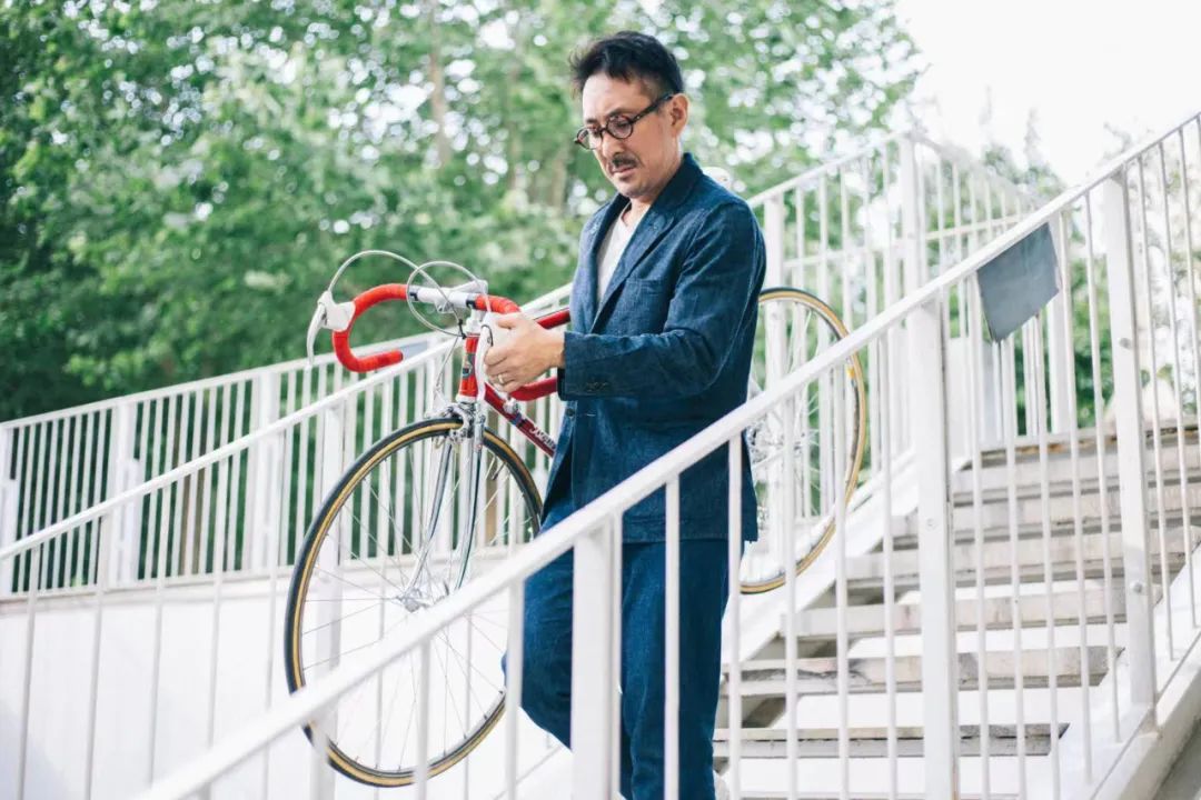 痴迷骑行的男人,骑行买自行车