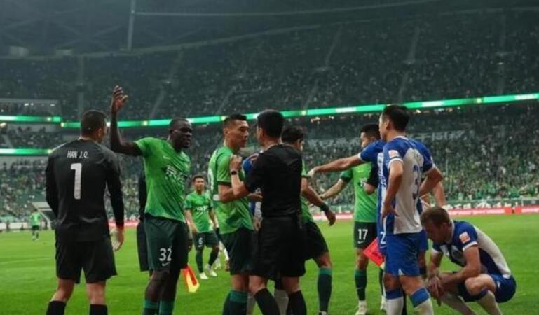 足协最新决定惹众怒，好友潜逃出境，高洪波裁判政策不如陈戌源