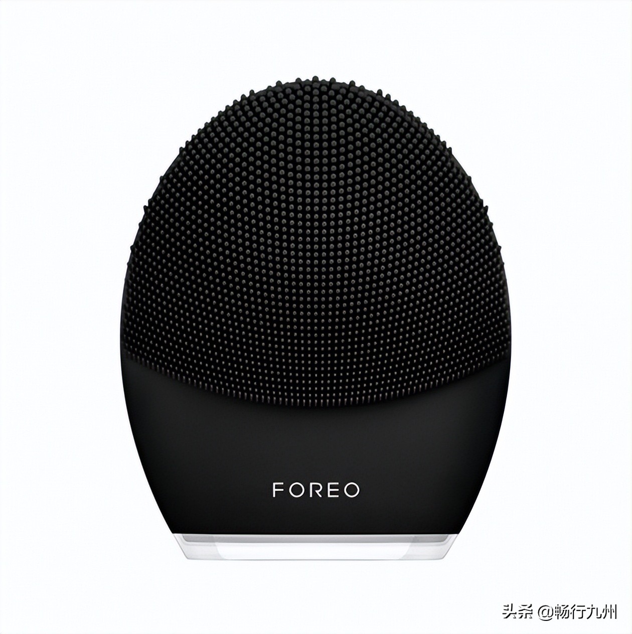 为爱人挑选心仪的礼物,用心挑选礼物的男人