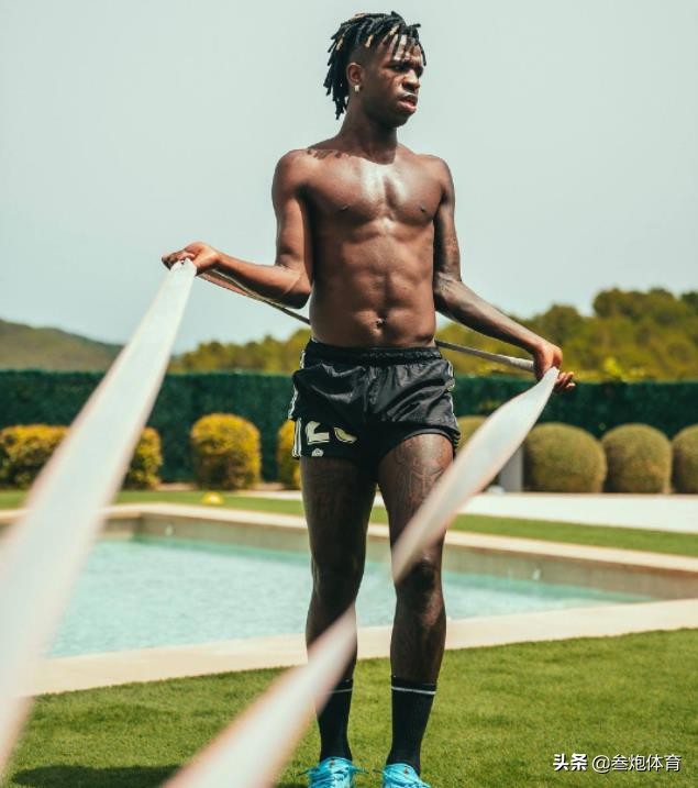 新发型亮相!维尼修斯带3美女泡吧,皇马天王要抢内马尔10号球衣