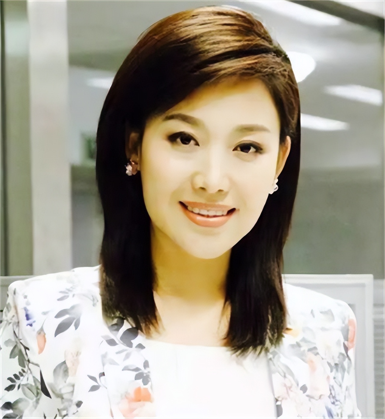 央视播音员郑丽近照,央视新闻播音主持人郑丽