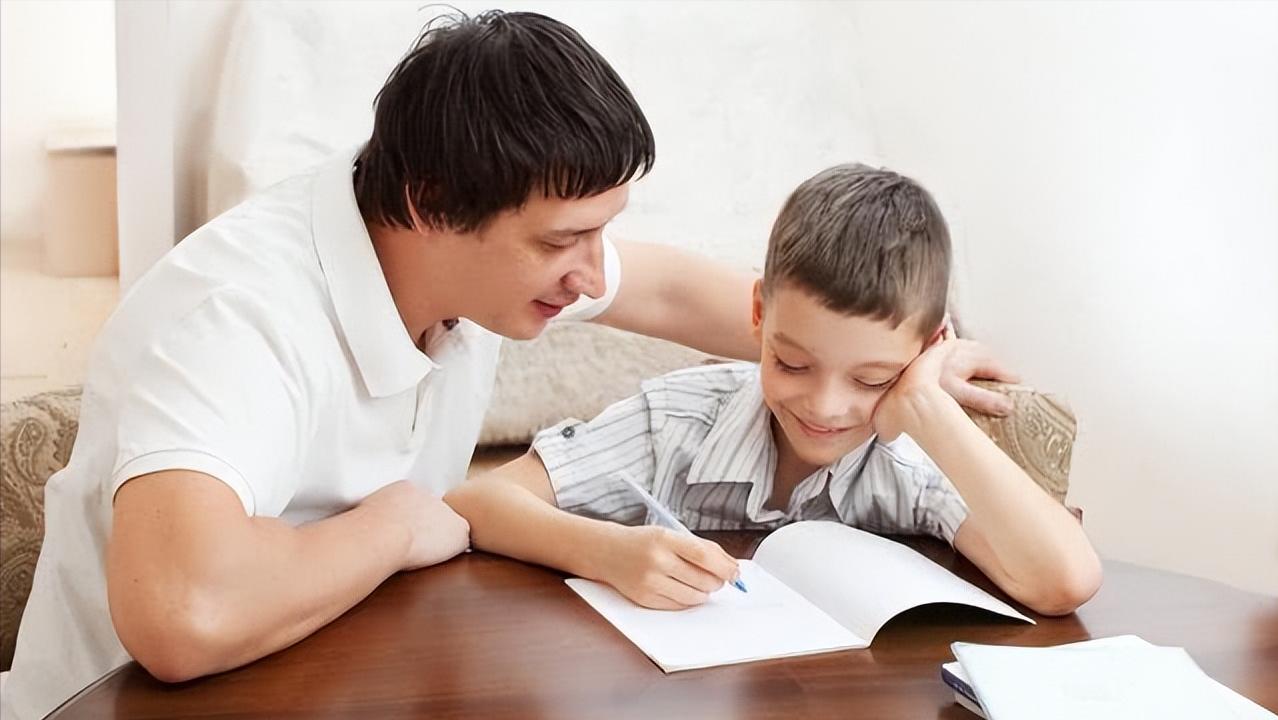 “海关巨贪”杨前线，贪财好色*养包***妇情**被判死刑，下场大快人心