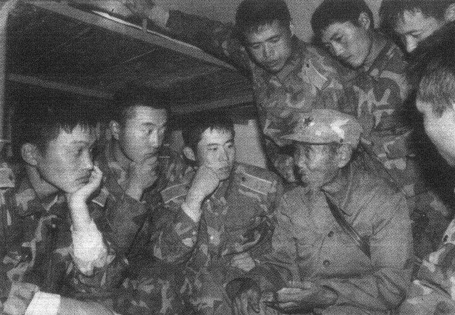 七旬老汉来到部队驻地,7旬老汉到部队报告任务完成