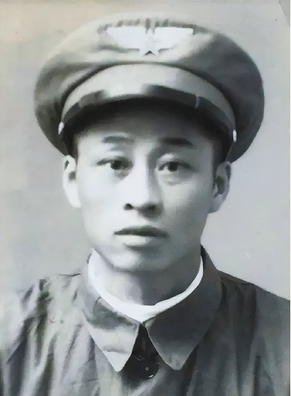 1955年，蒋介石指着十大元帅名单，对宋美龄苦笑：这个人太厉害了