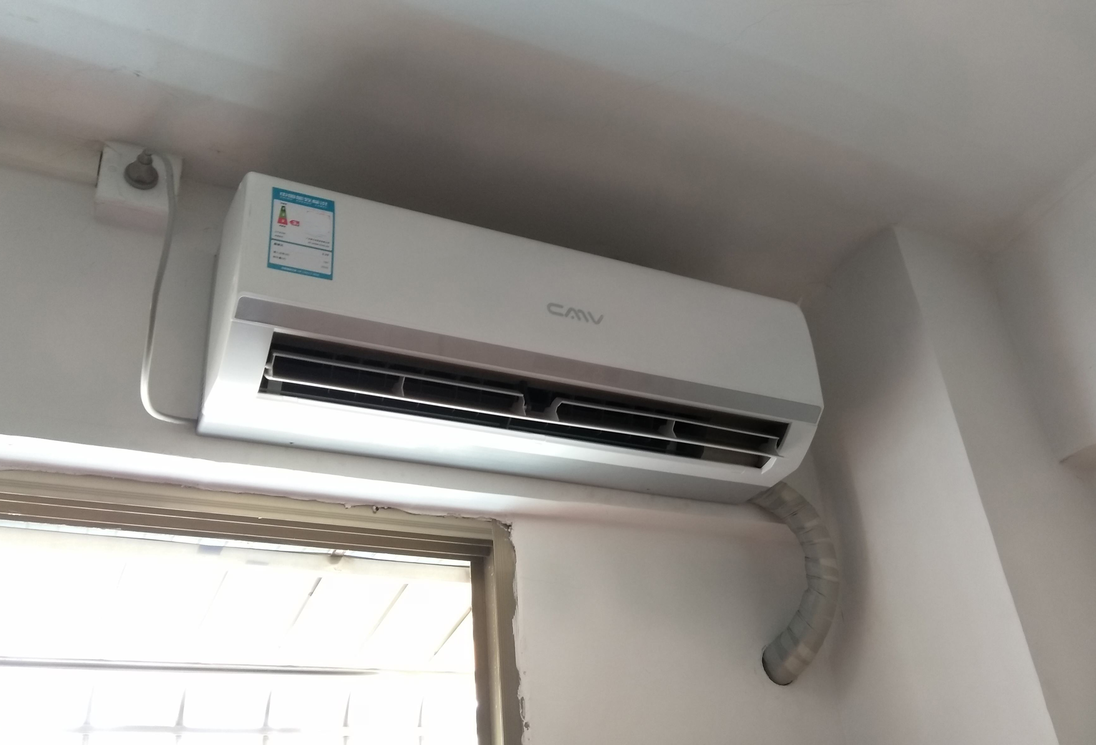 空调漏水维修师傅,空调漏水找师傅来修两百块钱