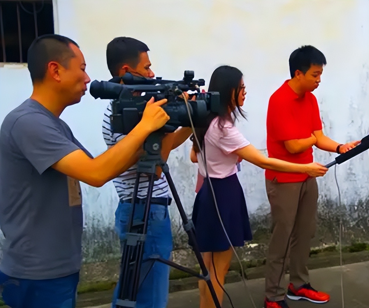 儿子癫痫烧坏脑子,河南母亲关铁笼喂养,不敢开门,46年后解脱了