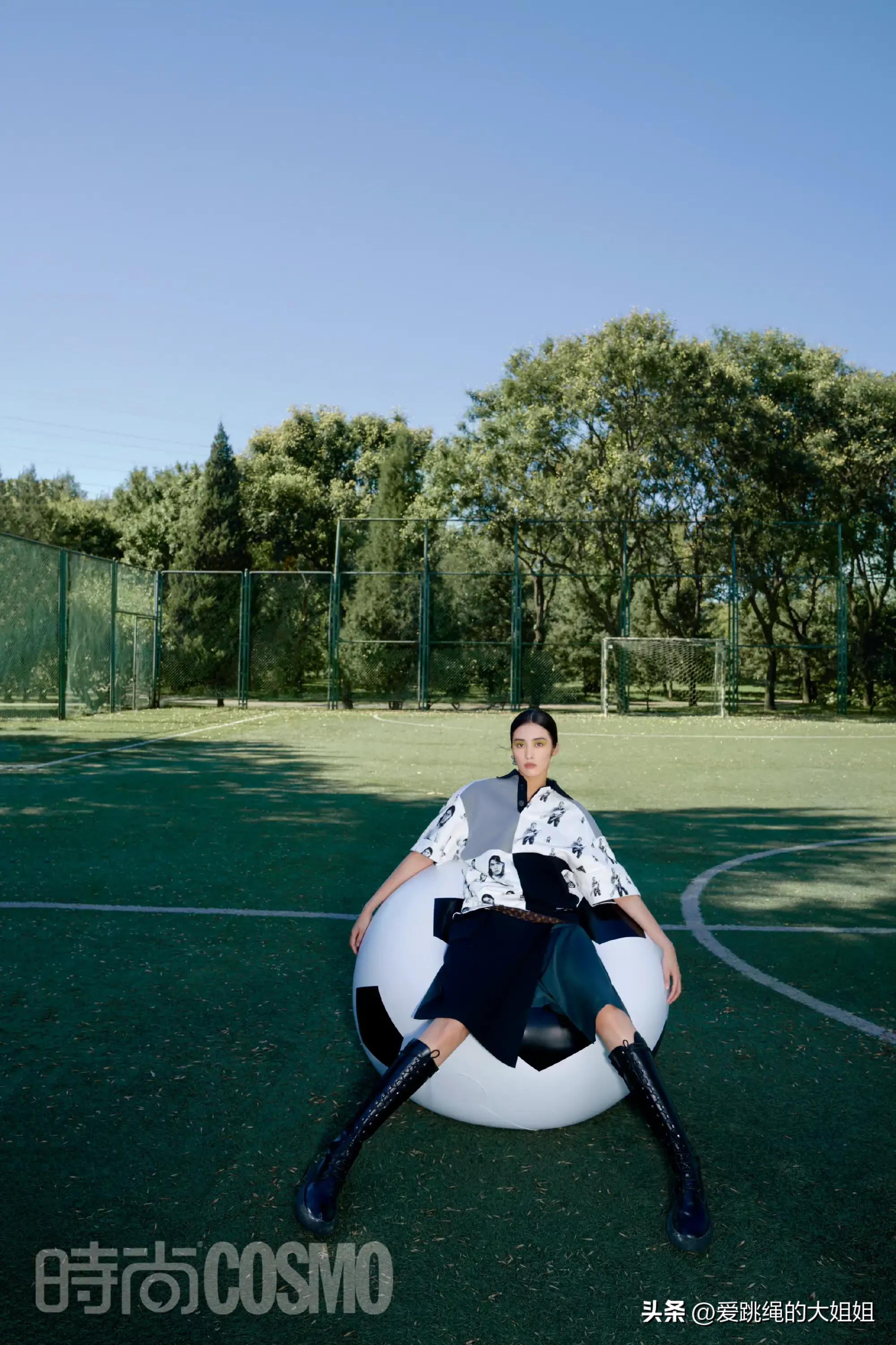 最美门将赵丽娜现身绿茵场,女足最美守门员赵丽娜