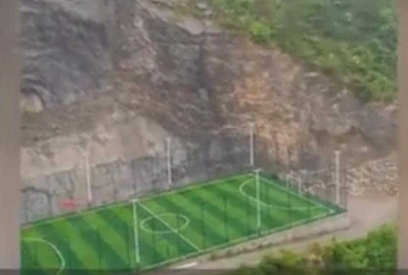 当地政府回应:足球场并没建在荒无人烟的地方,附近有两千多村民