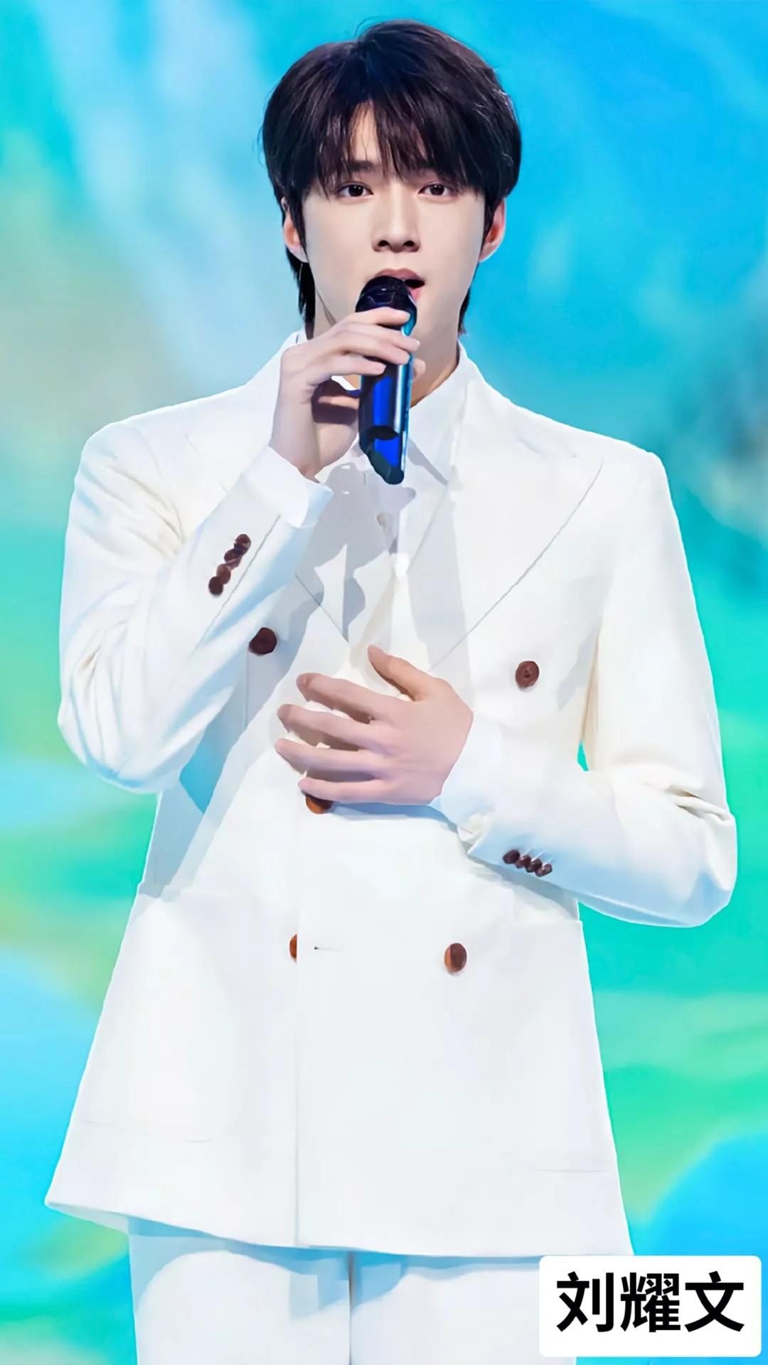 男明星穿白衬衫西装,男明星穿西装谁最好看