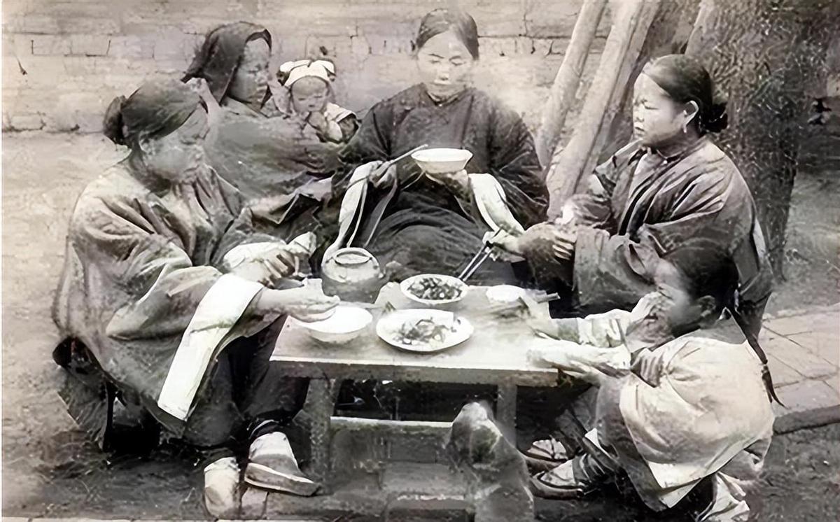 日军兽行：当着男人的面玷污了女儿，临走还残忍割下妻子乳房