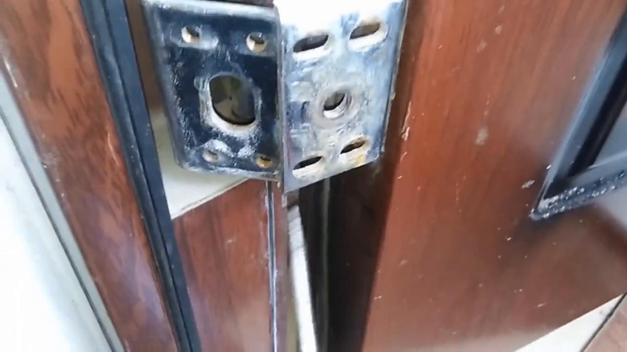 家里防盗门门把手关不到位,入户门防盗锁关不上