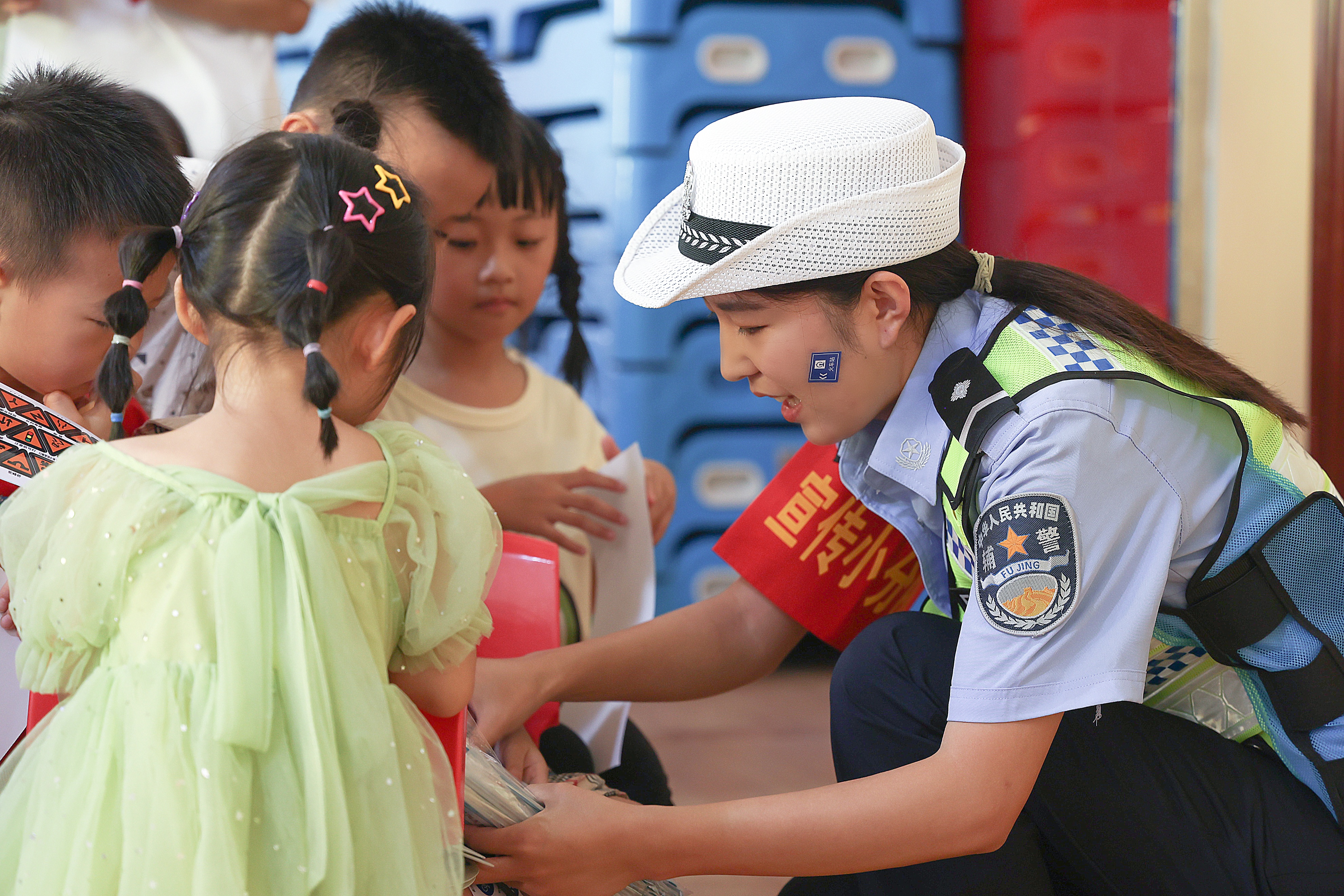 学标识，讲交规，庆“六一”儋州公安交警进幼儿园安全守护伴“童”行