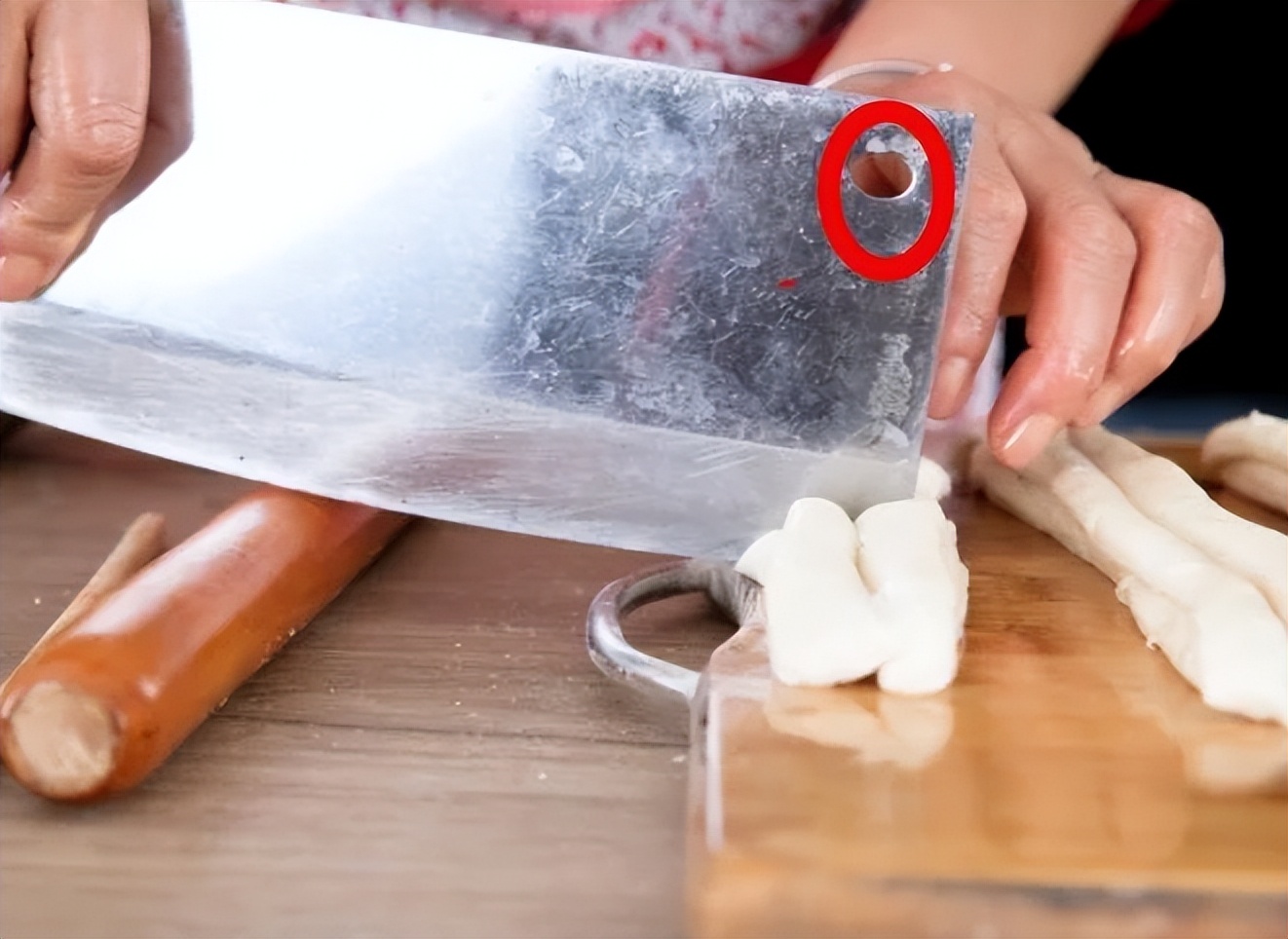 菜刀上的圆孔是干什么用的视频,家用菜刀为什么有个小孔