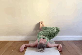 “盆底肌松”憋不住尿?这8个瑜伽体式不用跑跳,靠墙就能练!