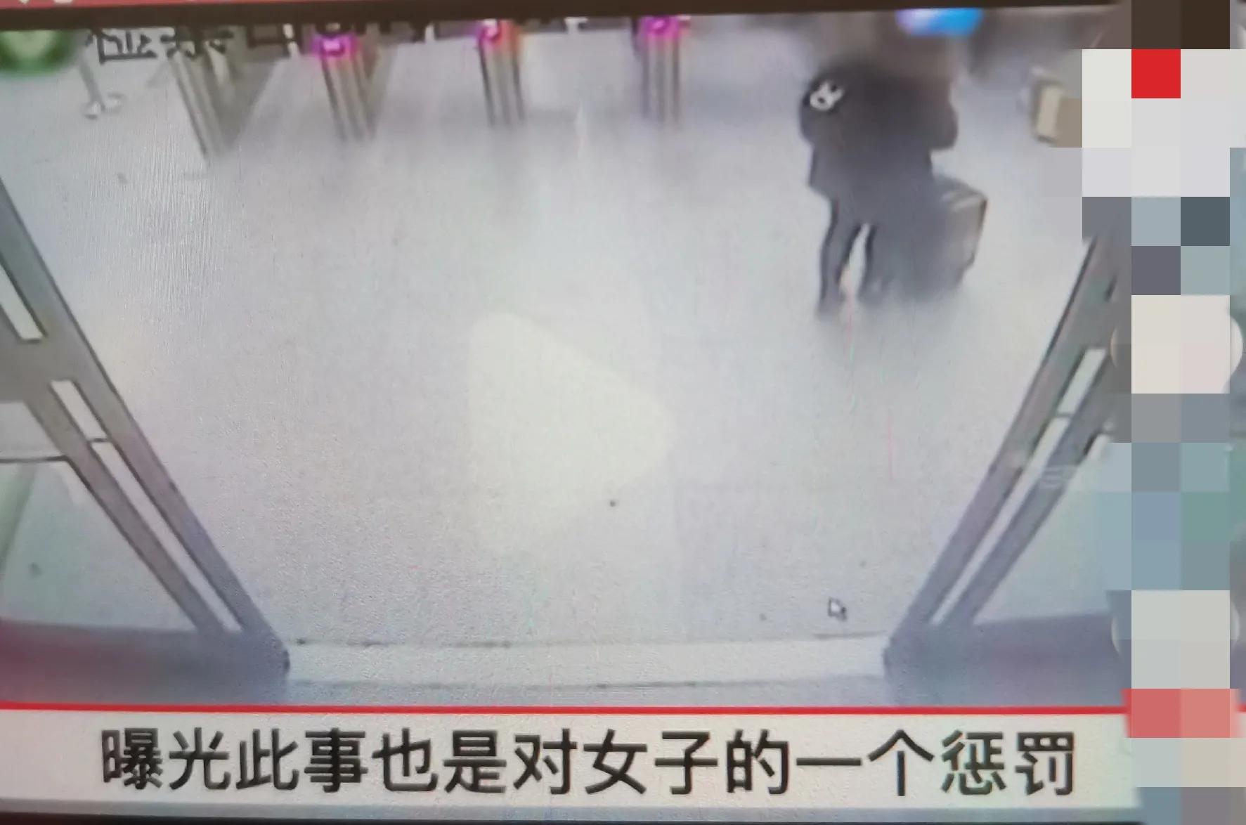 高铁检票员殴打女子,女子被高铁检票员殴打