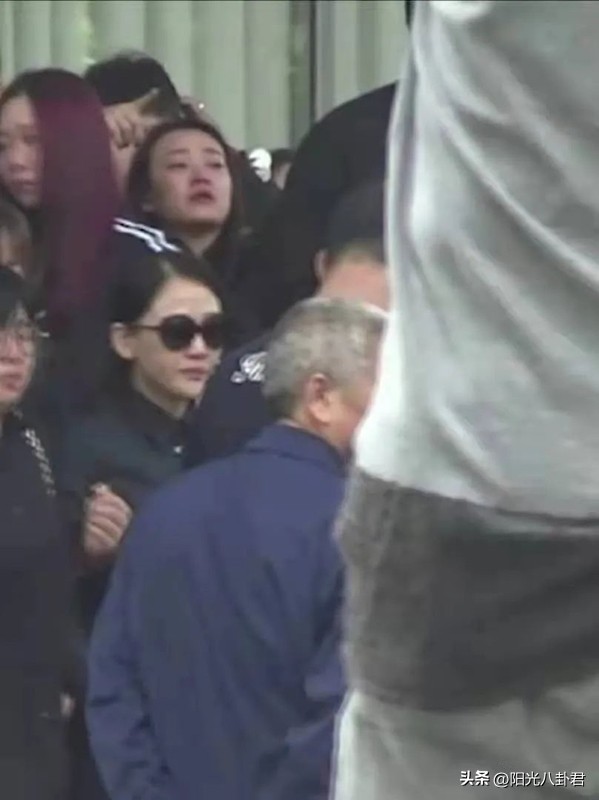 陈乔恩惦念乔任梁一脸笑意惹争议,陈乔恩为乔任梁扫墓