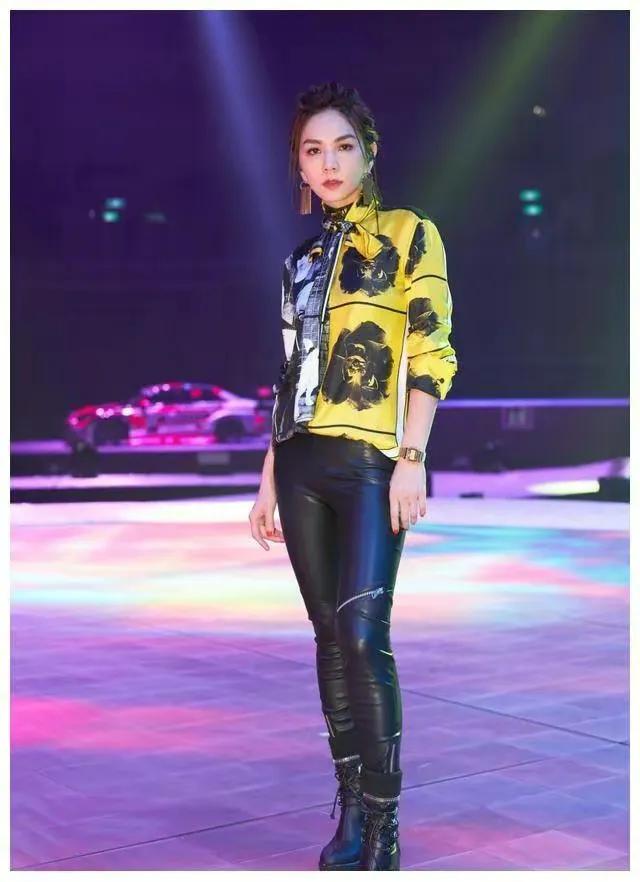 ella陈嘉桦恋人未满初舞台完整版,陈嘉桦浪姐4首秀舞台