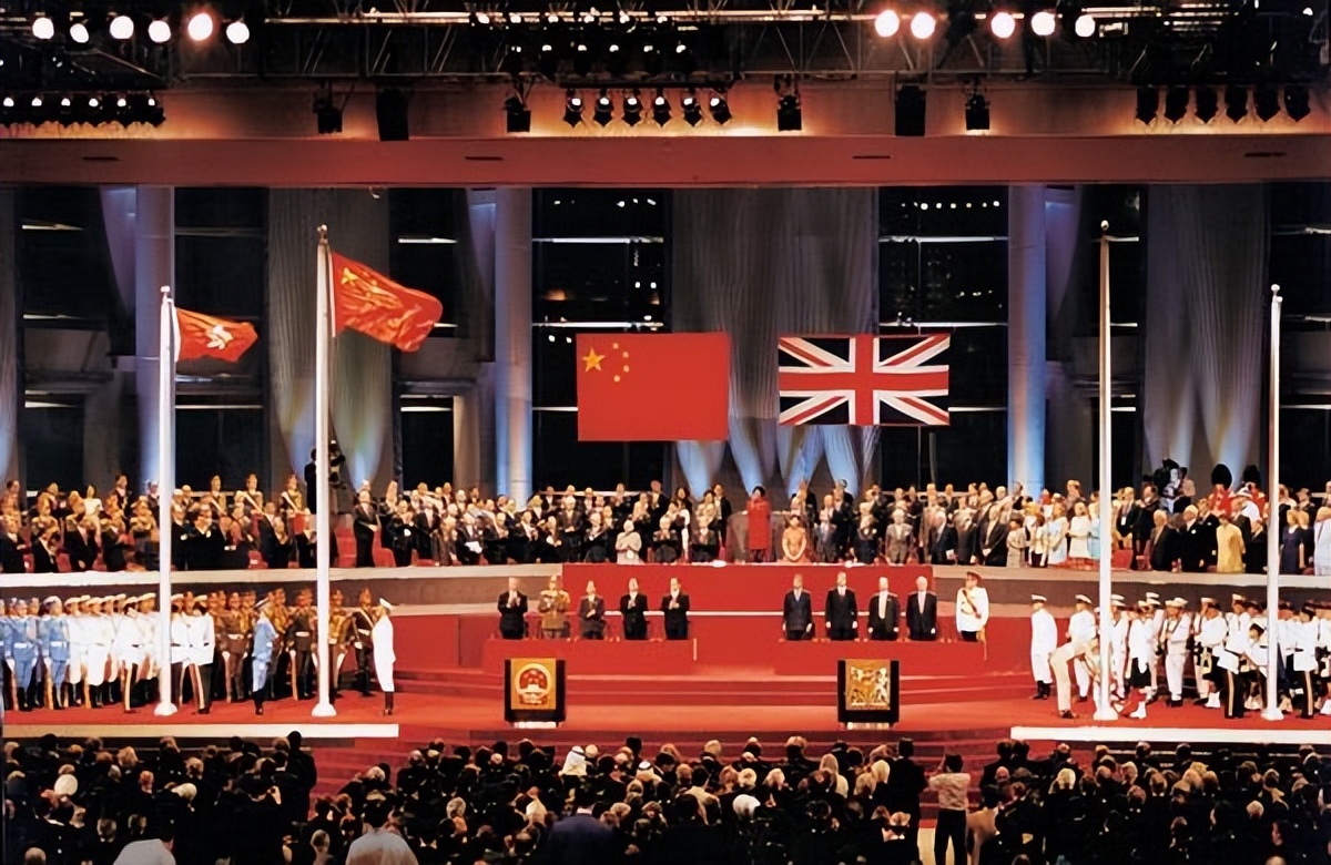 香港前特首林郑月娥，年薪约521万港币，为什么工作42年未买房？