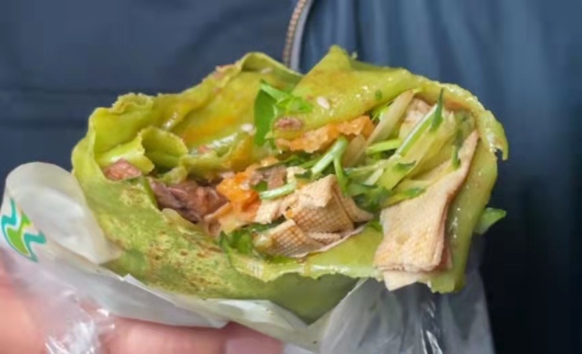 武汉90后小伙不开饭店卖煎饼,武汉90后小伙夜市卖煎饼