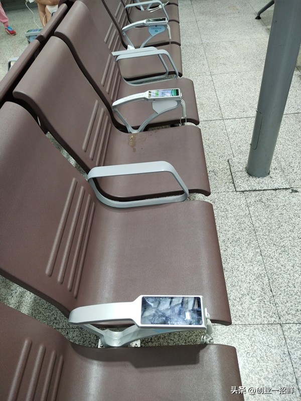 创业一招鲜：上海南站，来，坐下给手机充个电