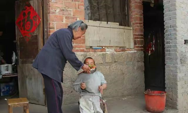 00后小伙靠捡废品养活一家4口,一男子捡垃圾养瘫痪妻子