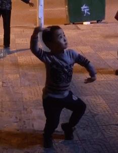 女孩子看起来外表美丽，其实裤袜已经掉到大腿根了！哈哈哈