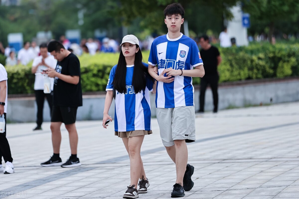 中国足球女球迷惊艳全场,足球看台漂亮的女球迷