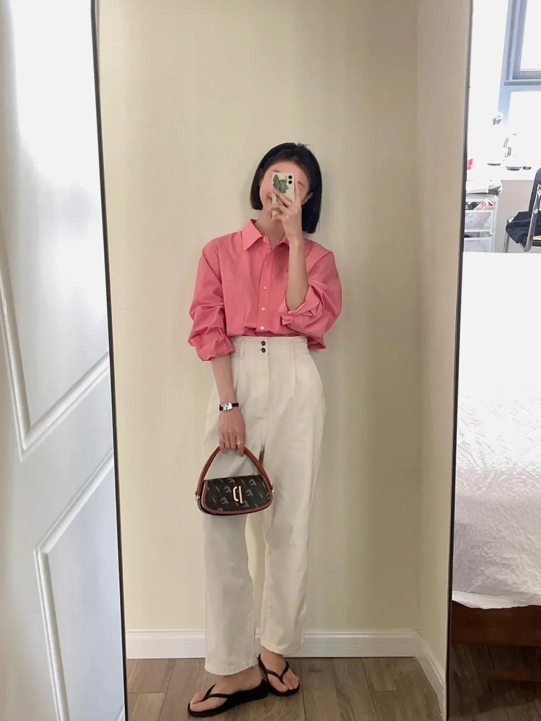 时尚穿搭展示粉色衬衫搭配牛仔裤,粉色衬衫搭配什么颜色的裤子好看