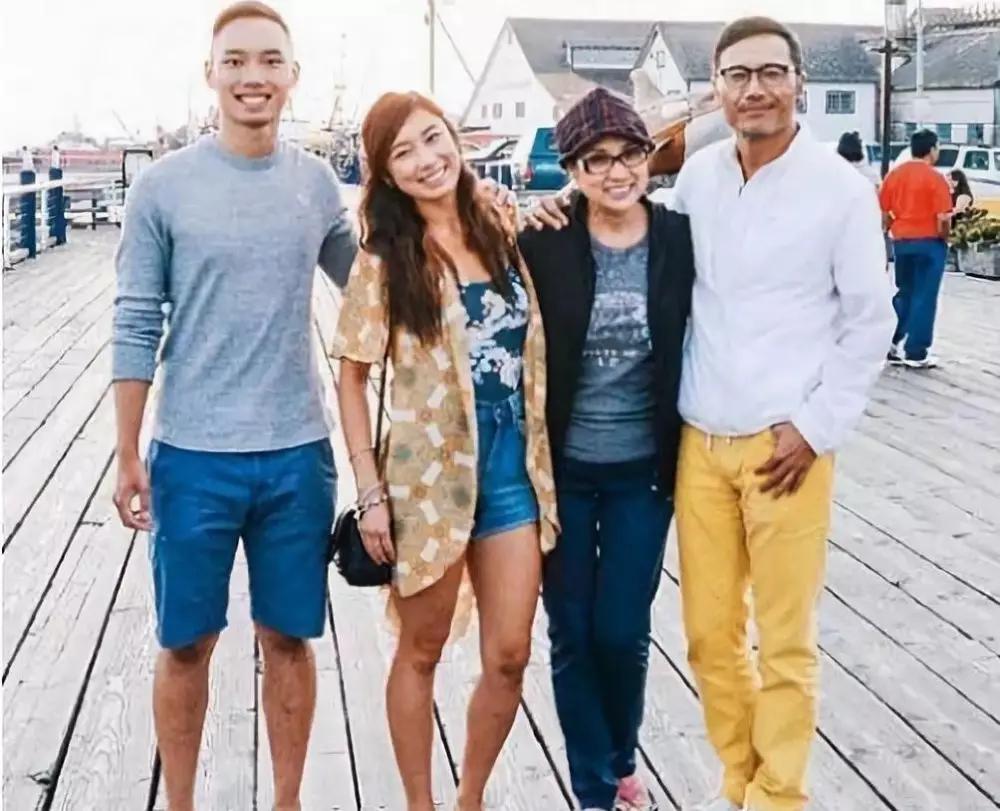 苗侨伟定居加拿大曝近况！携妻子惬意吃大餐，仍高大儒雅不似64岁