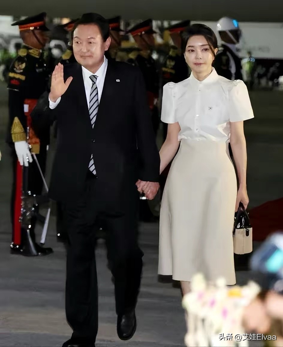 韩国第一夫人巴厘岛“报道”!穿半身裙尽显东方美,真给老公长脸