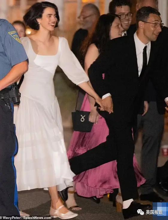 霉霉演唱会美国小姐开场自我介绍,霉霉与打雷姐现身超级碗