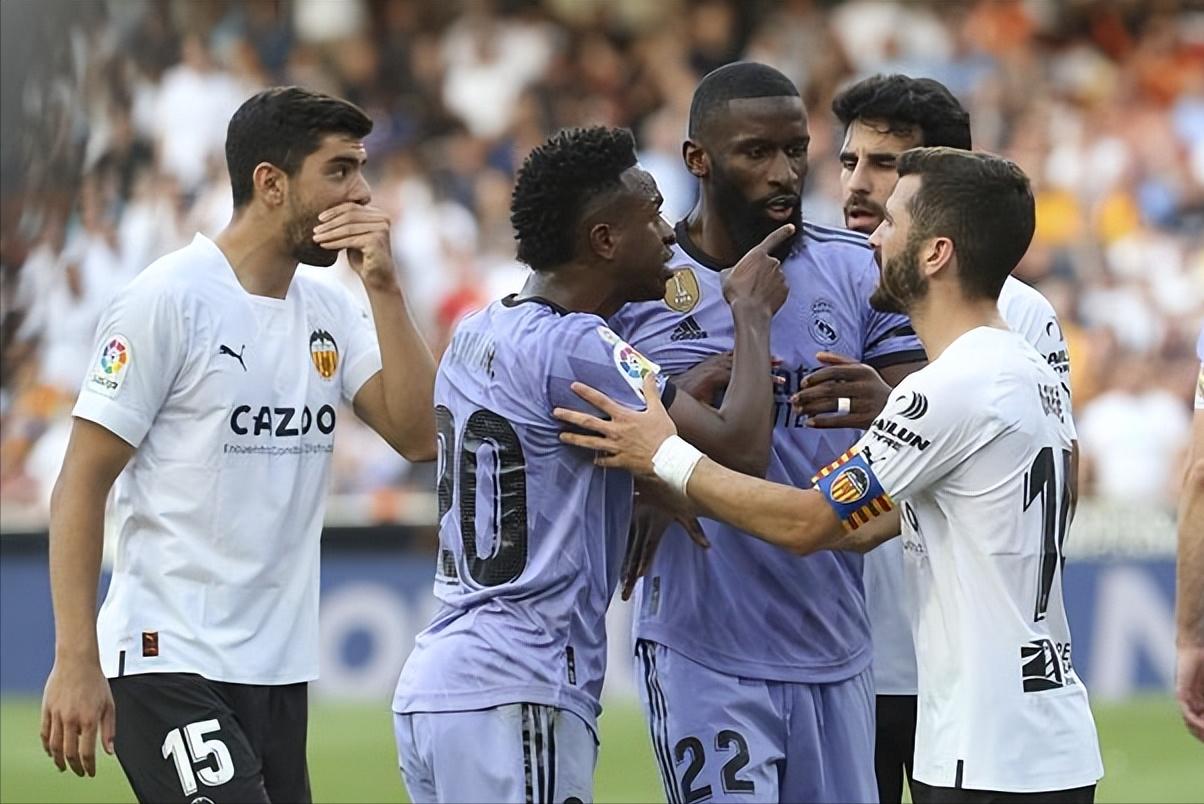 从梁靖崑“黄香蕉”事件到维尼修斯遭歧视，体坛种族主义屡禁不止