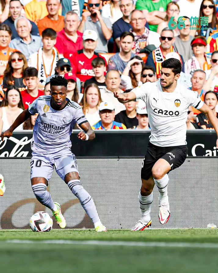 皇马输给瓦伦西亚，维尼修斯在红牌之前，面临“猴子”的口号