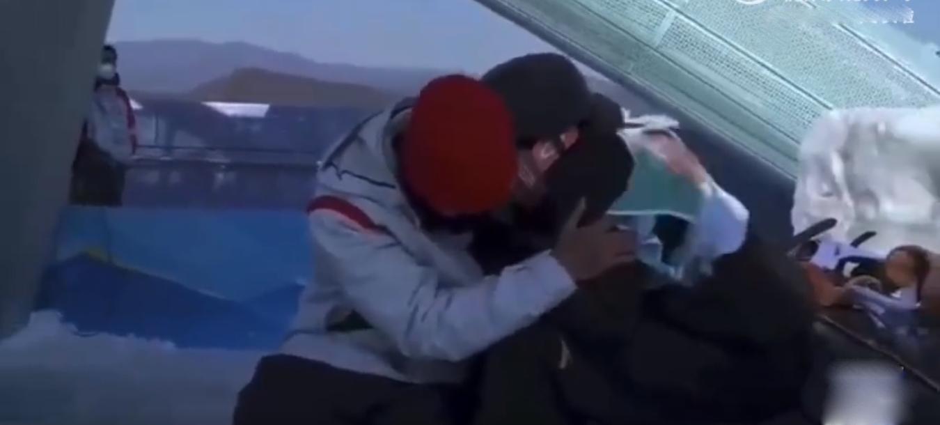 苏翊鸣冬奥夺冠照片,北京冬奥选手苏翊鸣多少岁