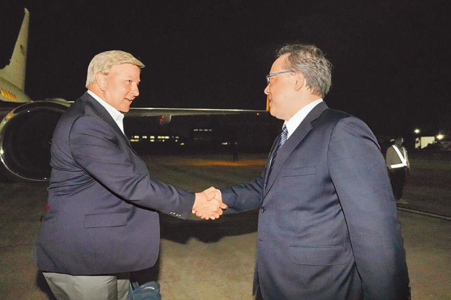 马科斯访问日本,菲律宾总统马科斯参观军演