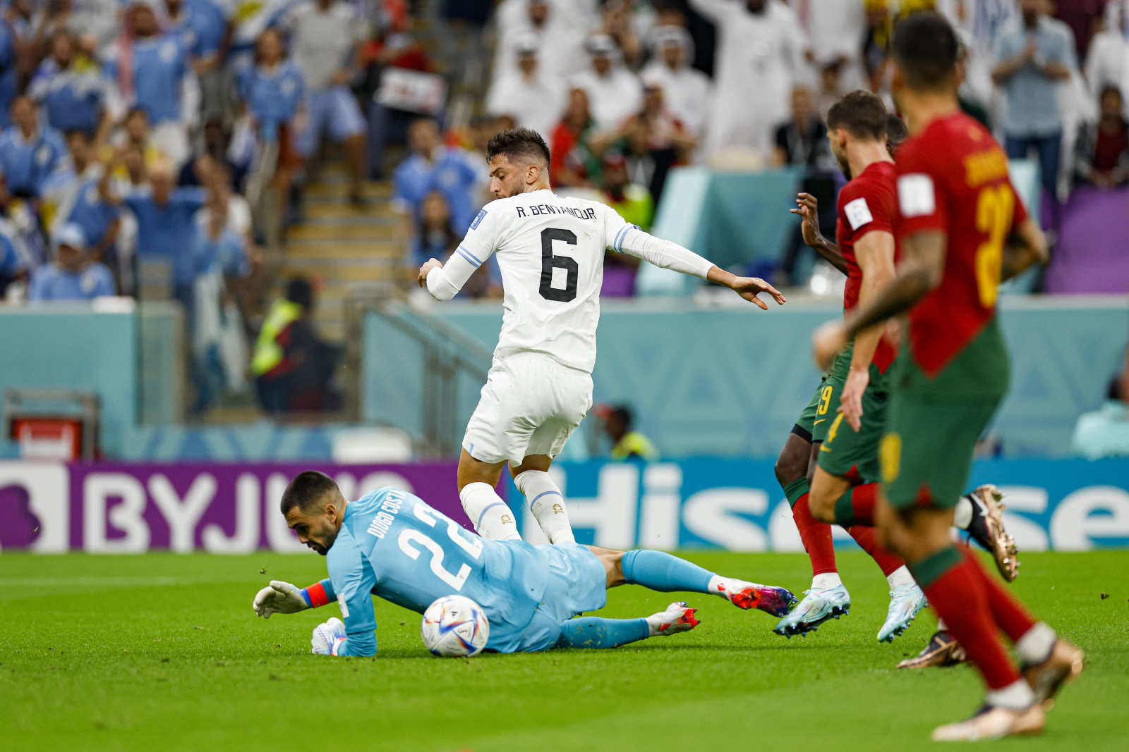 2-0！C罗的命比梅西好！葡萄牙提前出线，阿根廷就很难说了