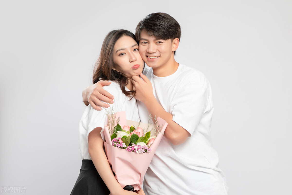 老婆在家做家务带孩子该给她钱吗,老婆在外面挣钱老公在家照顾孩子