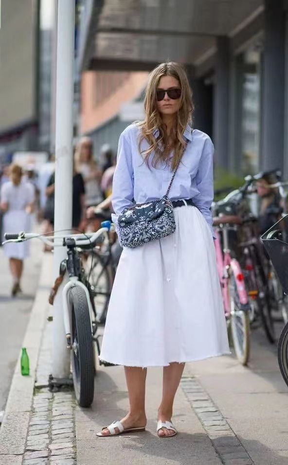 藏蓝色衬衫穿搭什么风格,蓝色衬衫怎样搭配出时尚的感觉