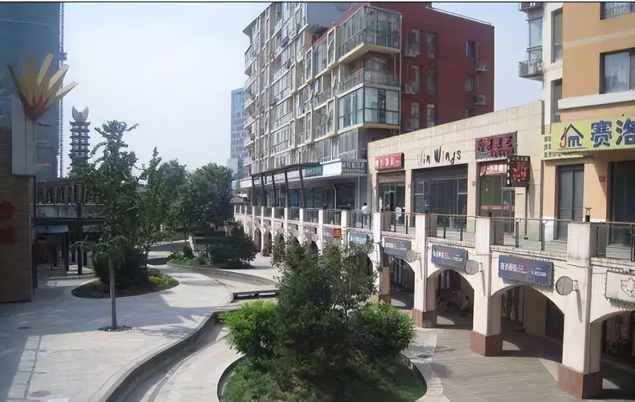 百子湾女模告诉我，晚上有人在她家门口放低温蜡烛，令我大开眼界