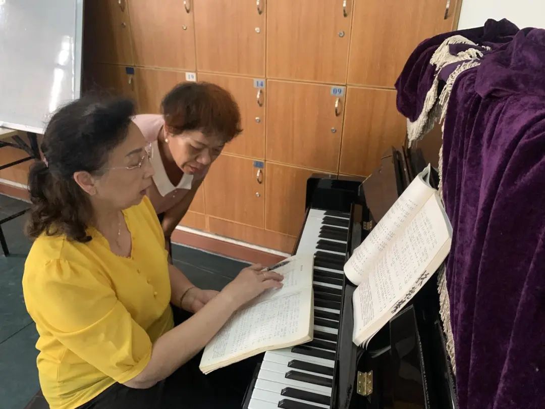 黄埔｜带领老友记们唱出精彩退休生活！你一定也听过文冲街这位合唱老师唱的歌、弹的曲