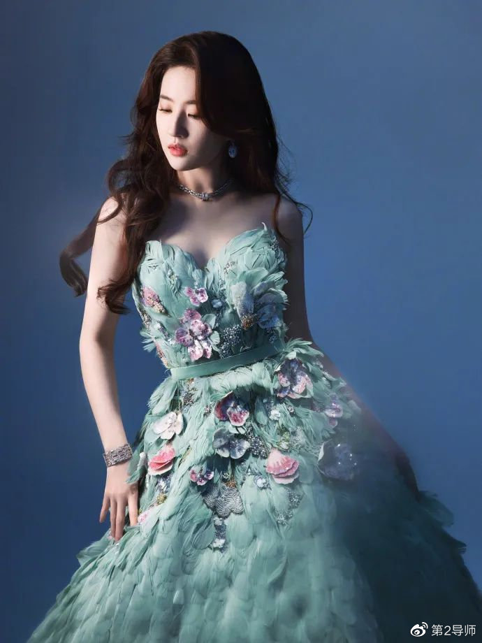 微博之夜红毯红色礼裙造型,微博之夜明星都有几套高定